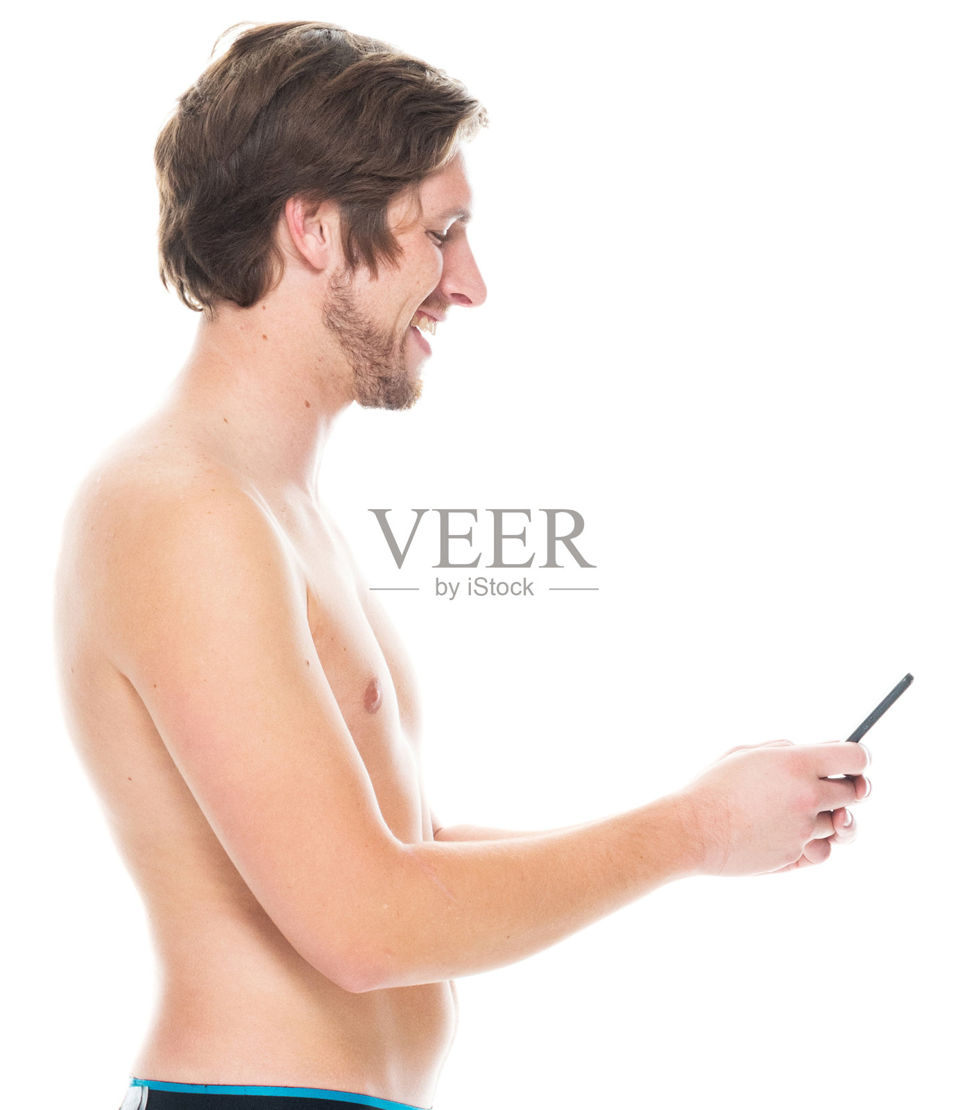 白人男性站在白人背景前使用手机照片摄影图片