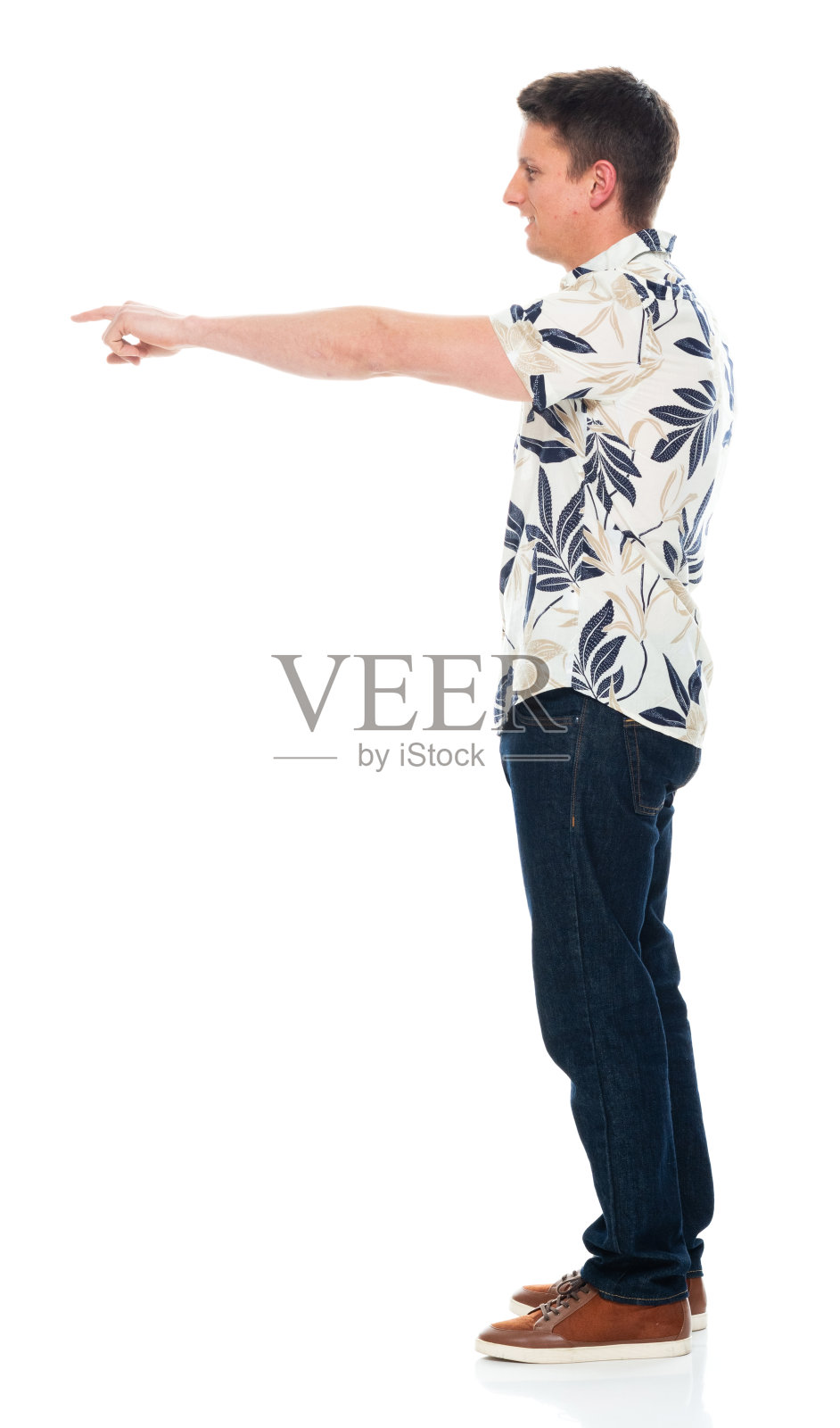 白人年轻男性穿着牛仔裤站在白色背景前照片摄影图片