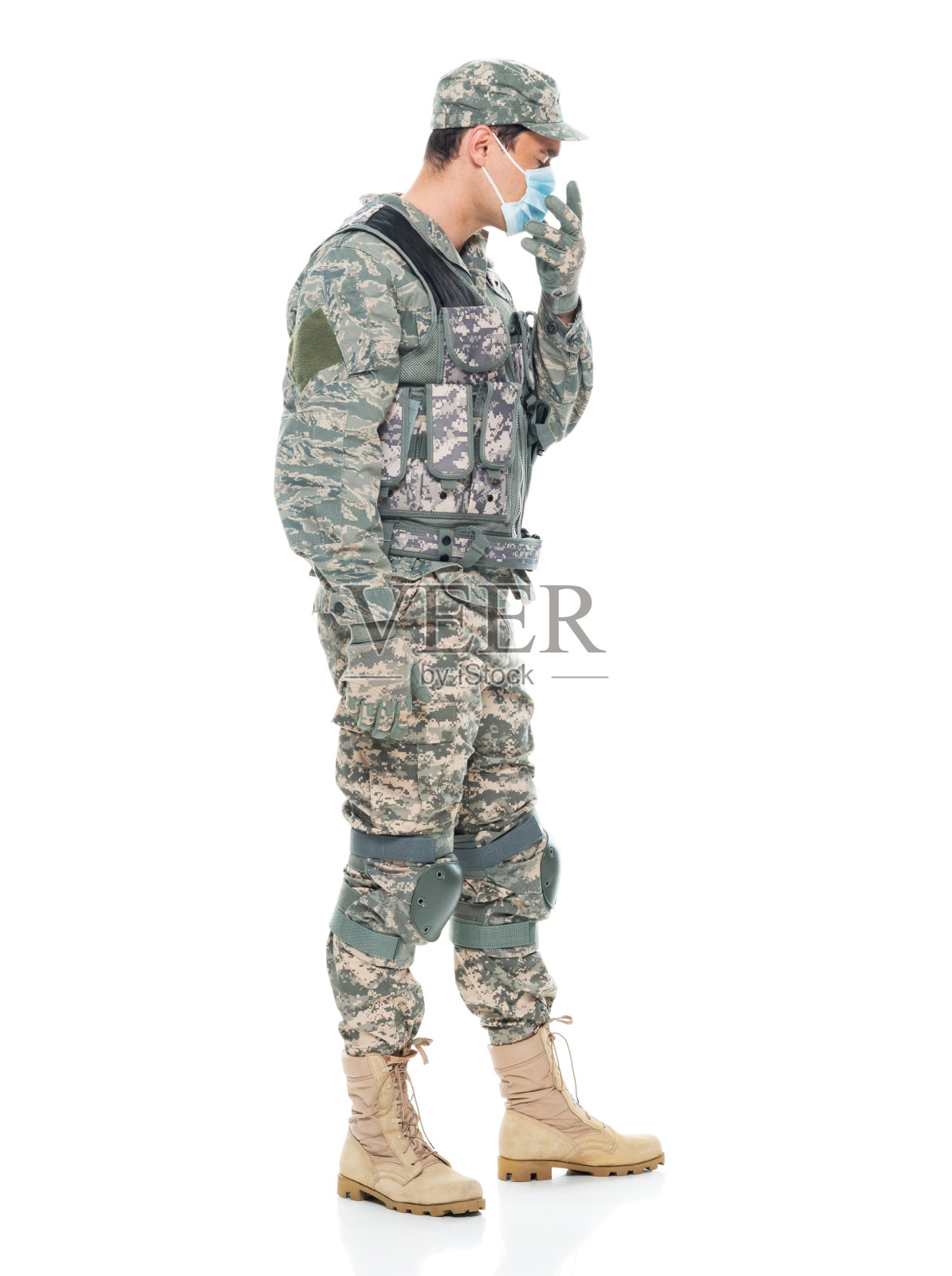 白人男性武装部队在白人背景下身穿美军制服照片摄影图片