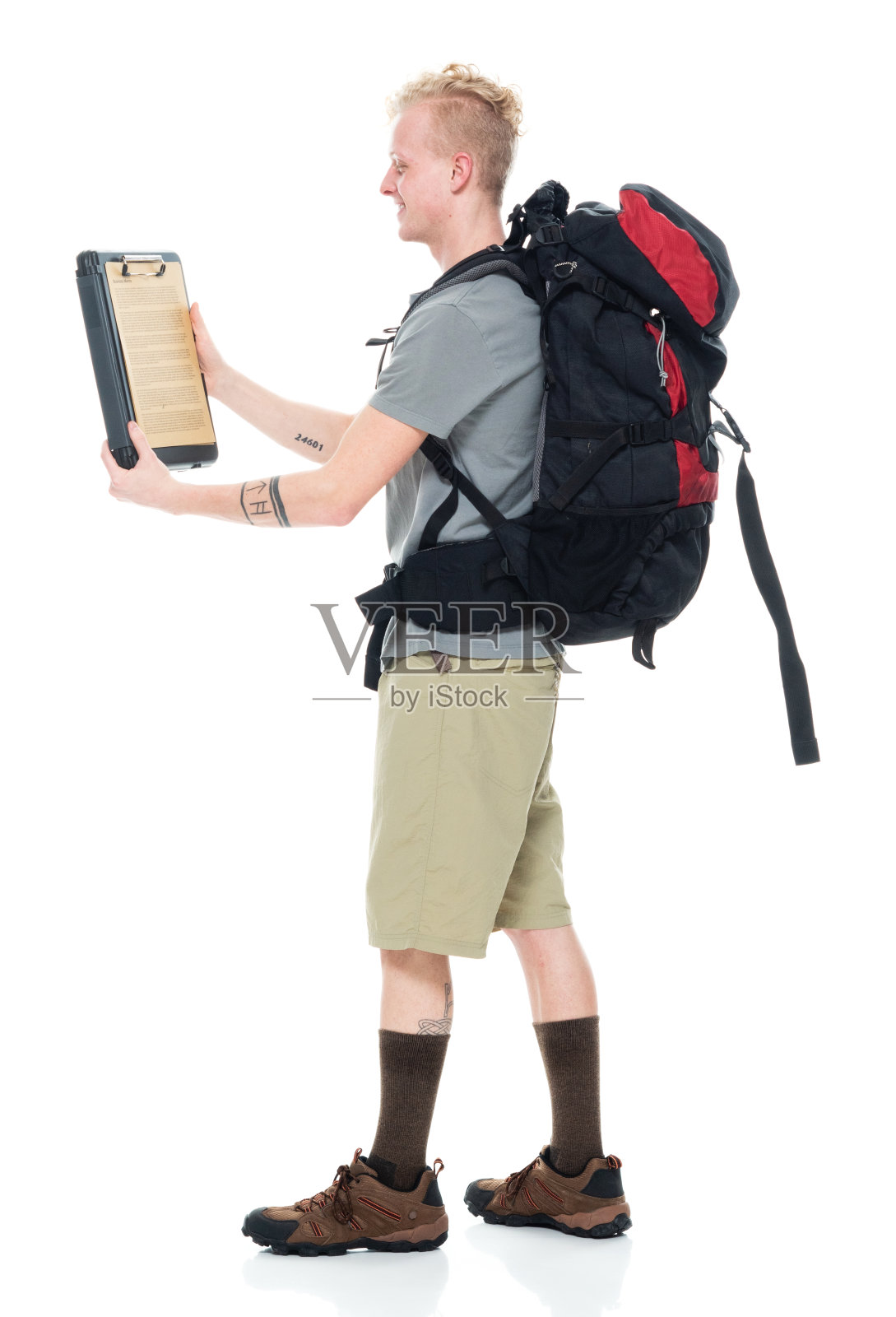 白人男性徒步旅行在白色背景穿着t恤和持有合同照片摄影图片