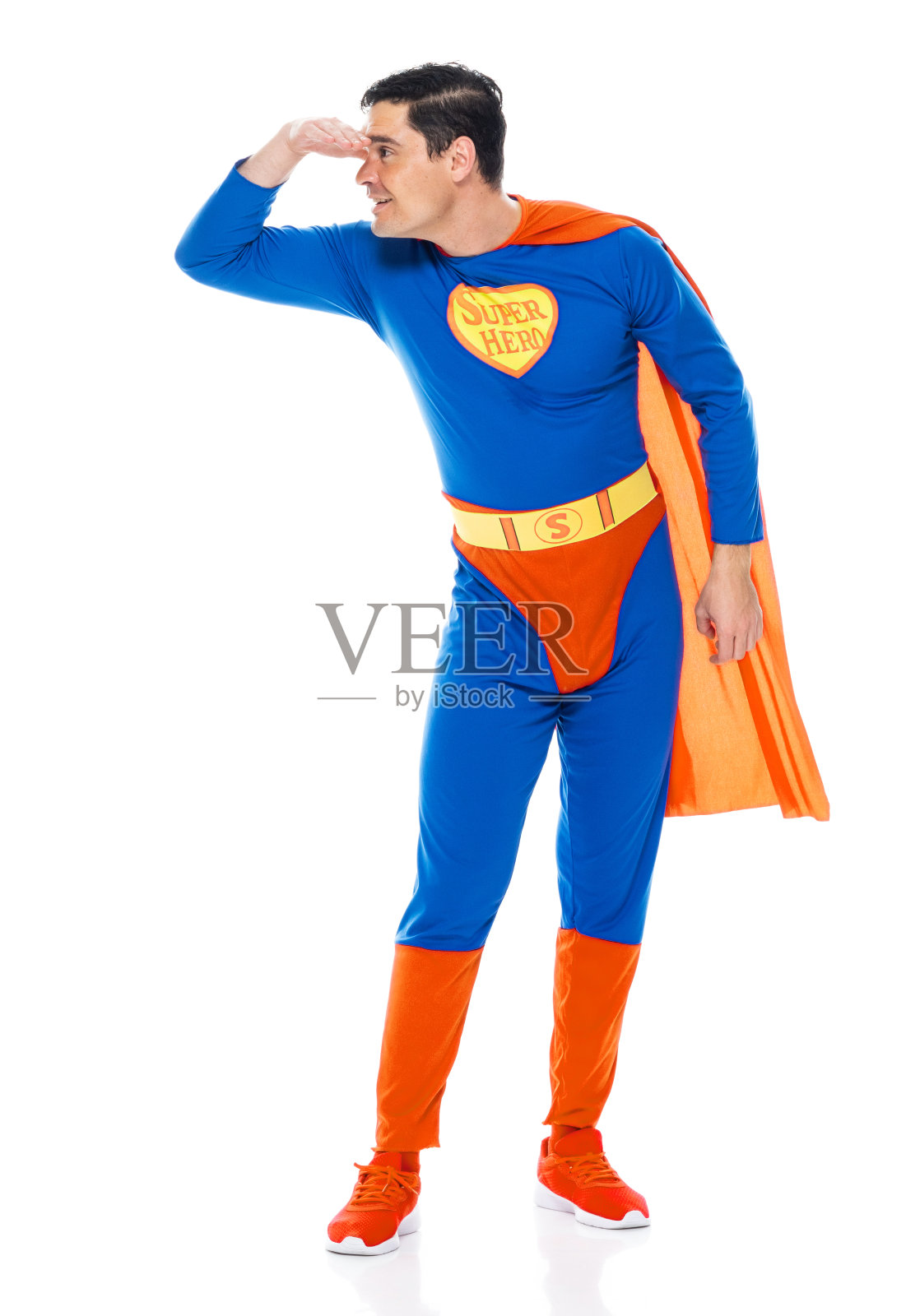 白人男英雄穿着斗篷站在白色背景前照片摄影图片