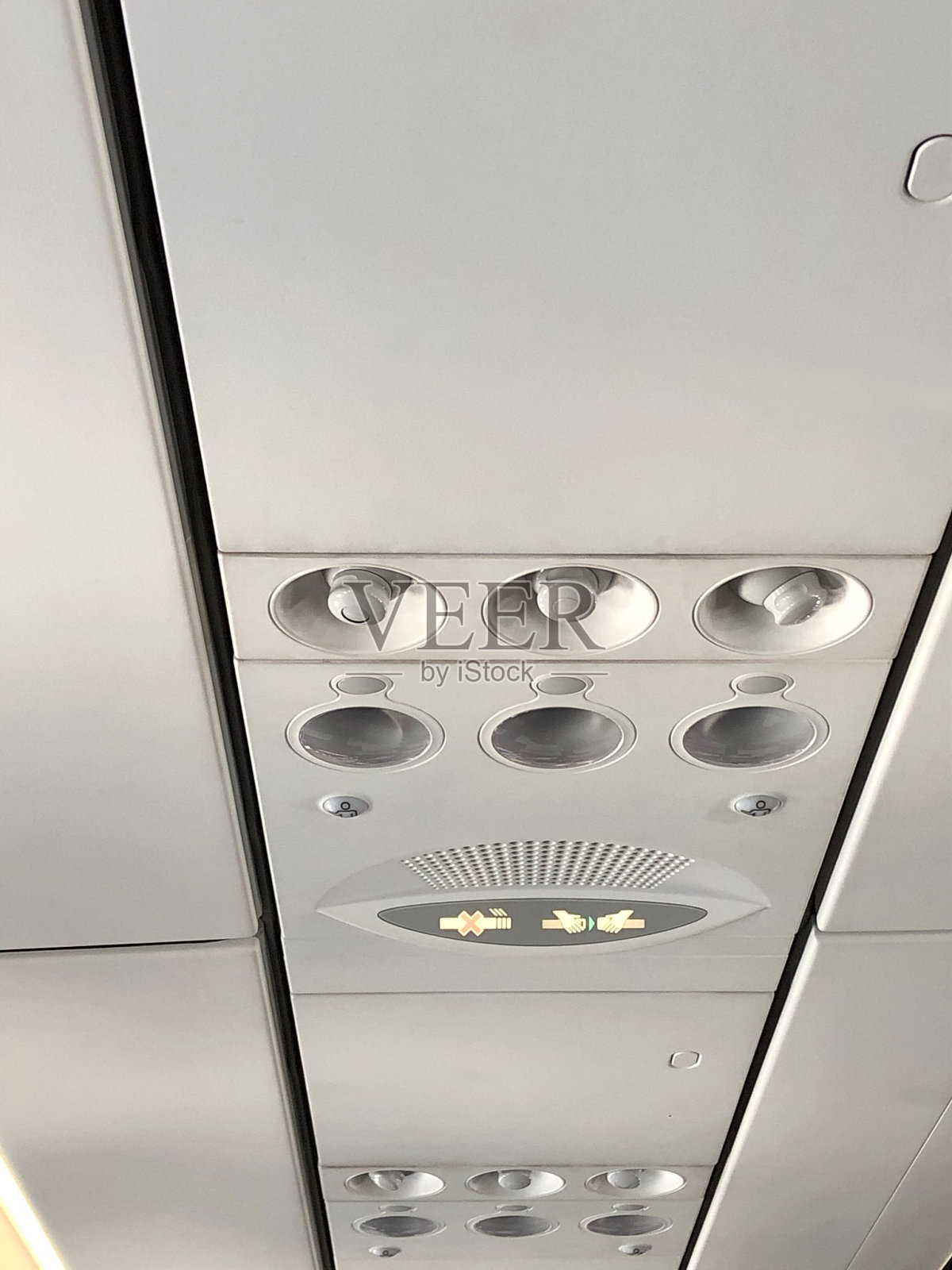 一架客机经济舱上方的通风控制台图像照片摄影图片