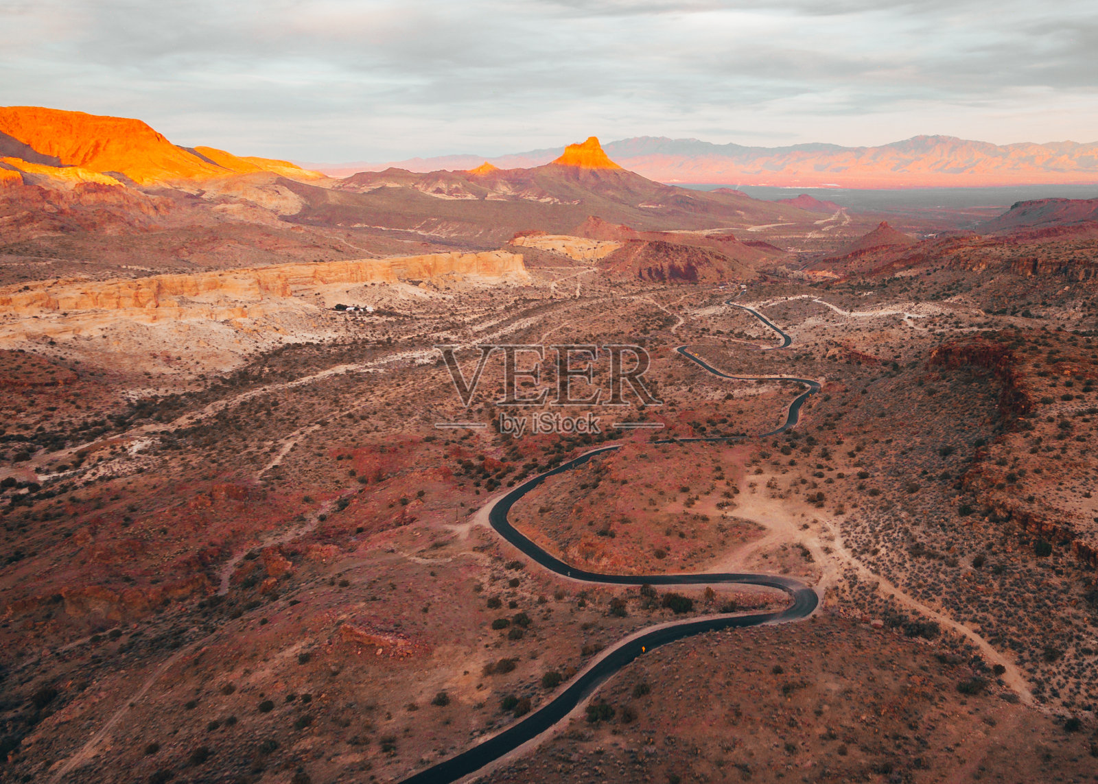 66号公路在日落时蜿蜒穿过亚利桑那州的黑山照片摄影图片
