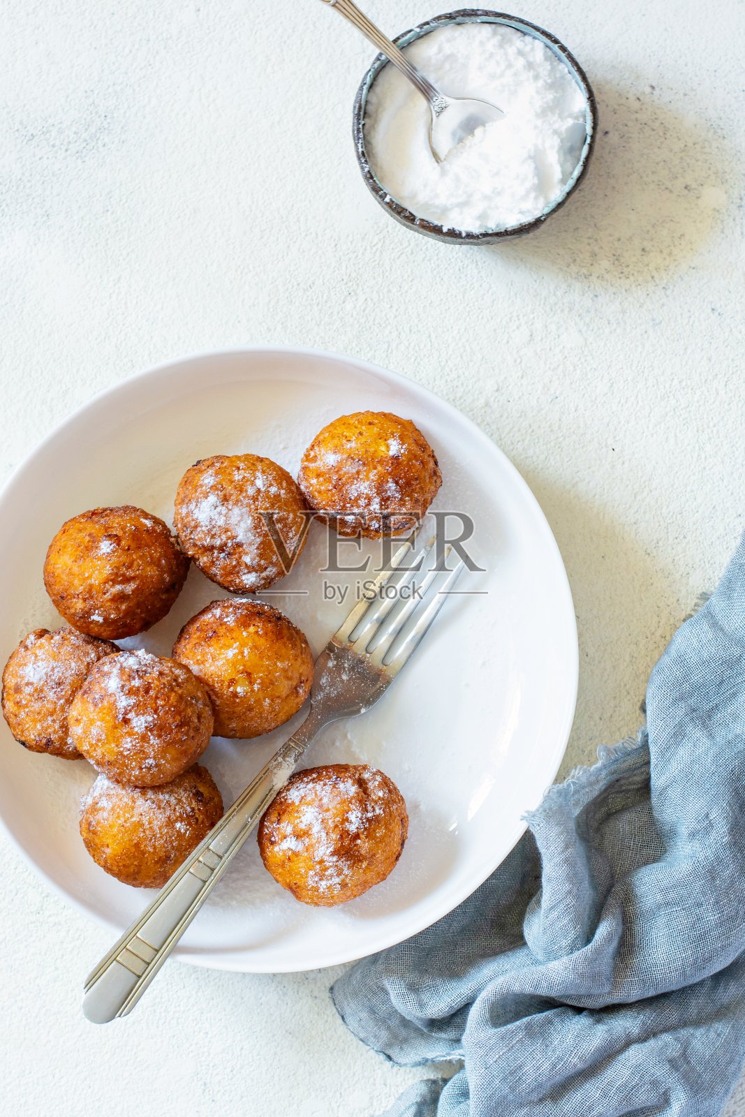 甜甜圈。用凝乳球自制的蛋糕。用白干酪和糖粉做的新鲜甜甜圈。奶酪甜甜圈。有选择性的重点照片摄影图片