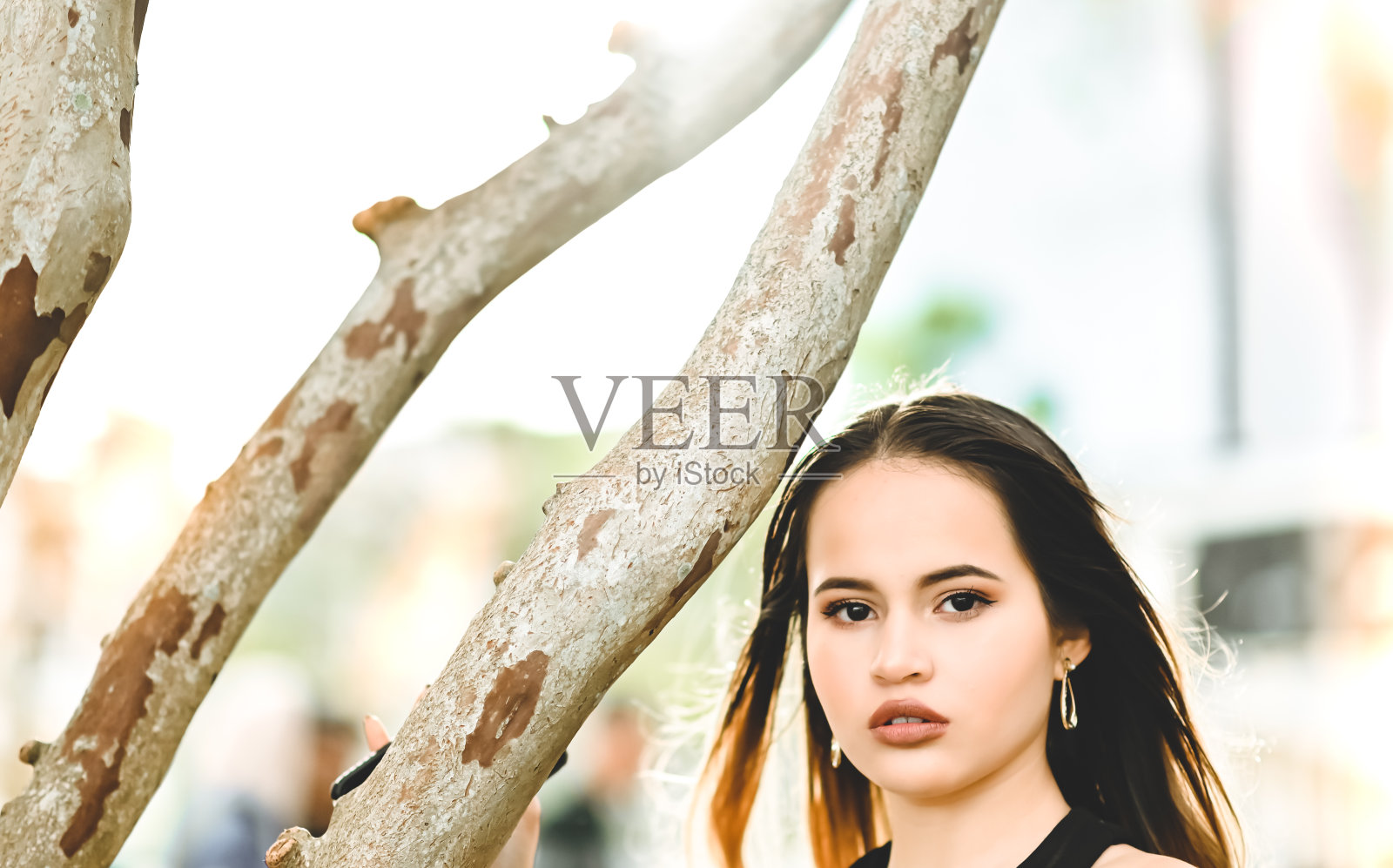 美丽年轻的拉丁美洲女孩在户外肖像照片摄影图片