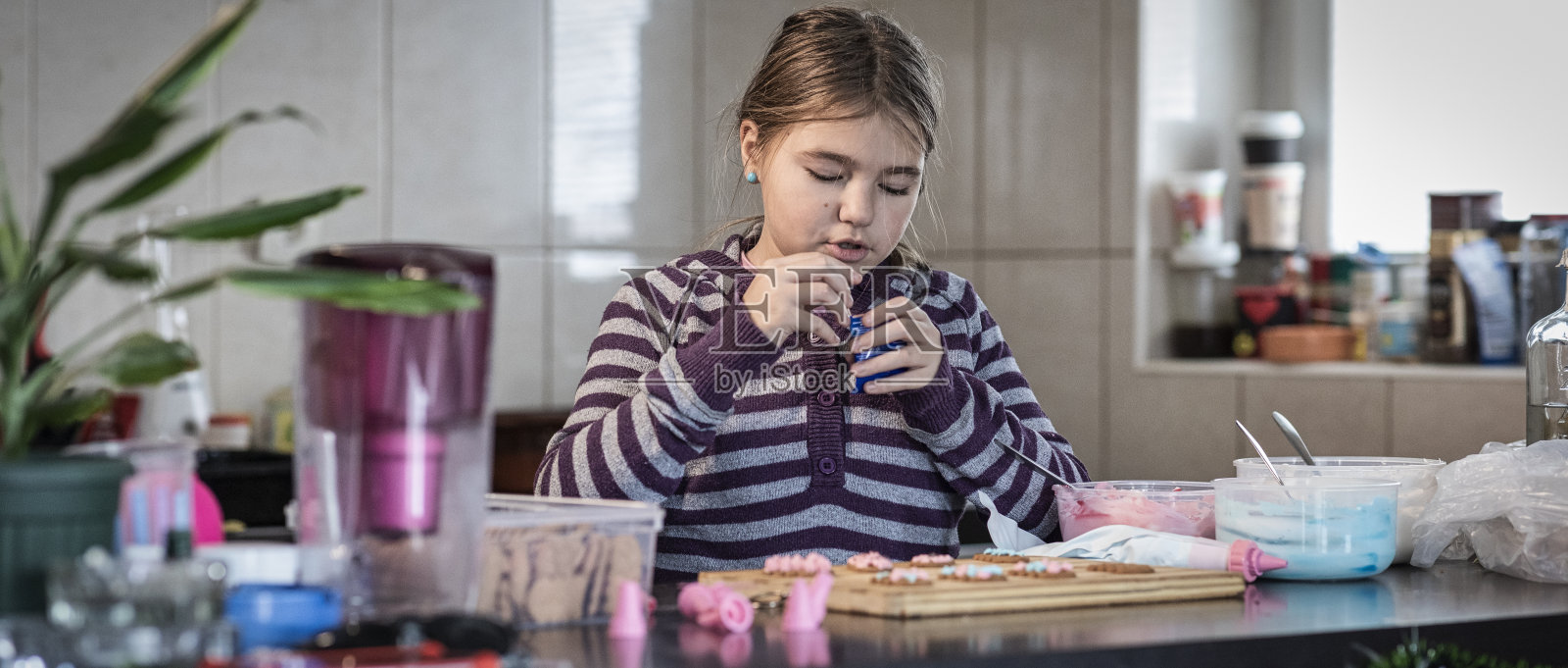 幸福的家庭在厨房照片摄影图片