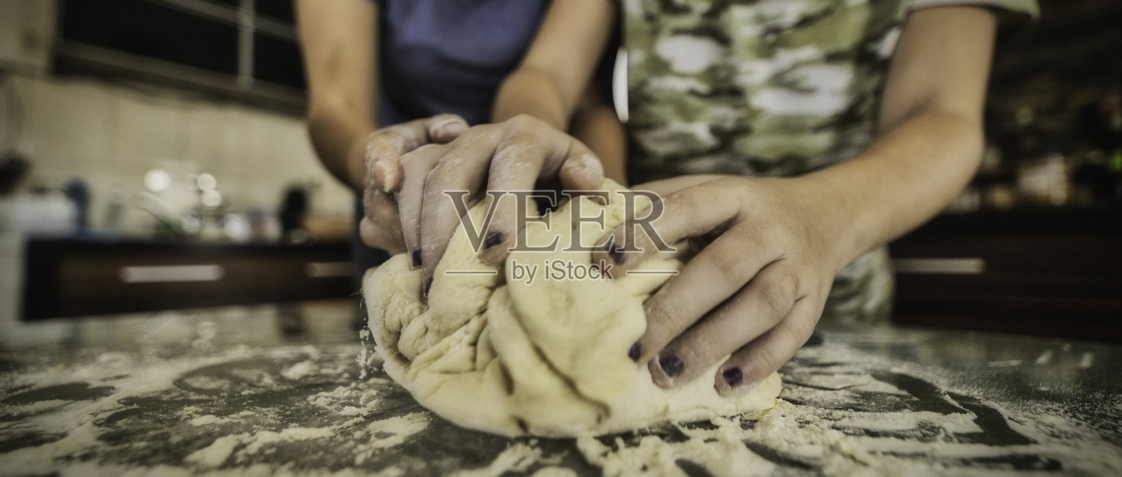 幸福的家庭在厨房照片摄影图片