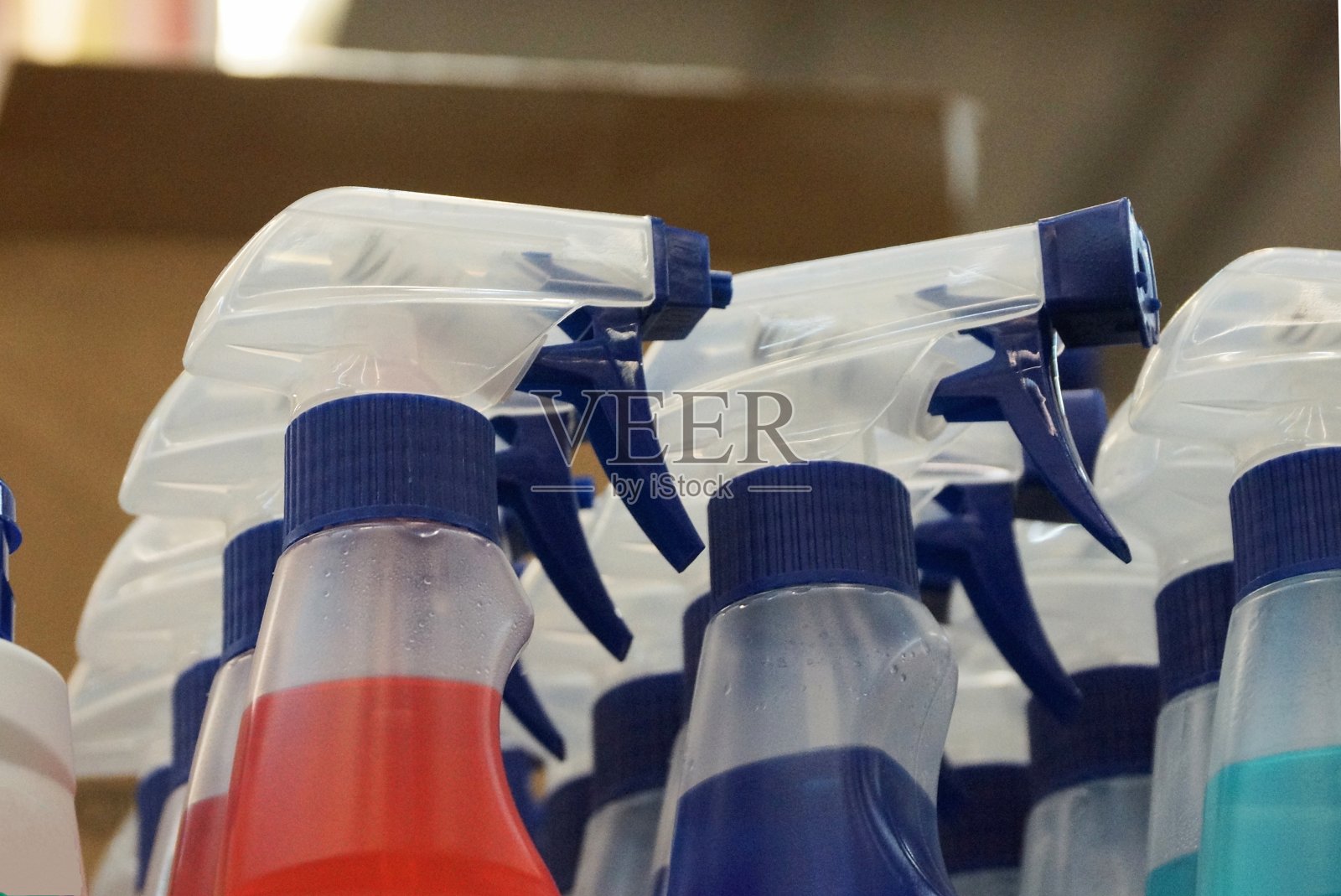 各种装满的塑料瓶喷雾器照片摄影图片