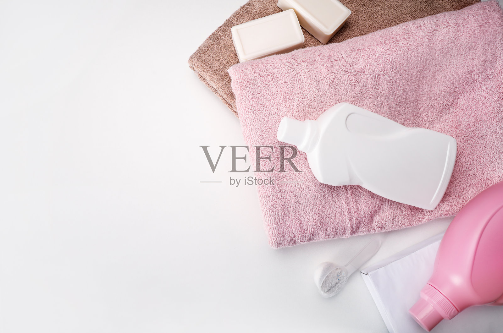 干净干净的浴巾和洗衣粉照片摄影图片