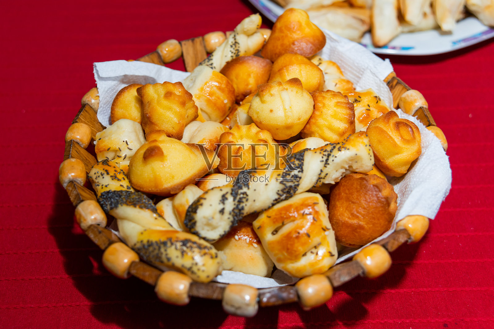 新鲜出炉的自制小圆面包照片摄影图片