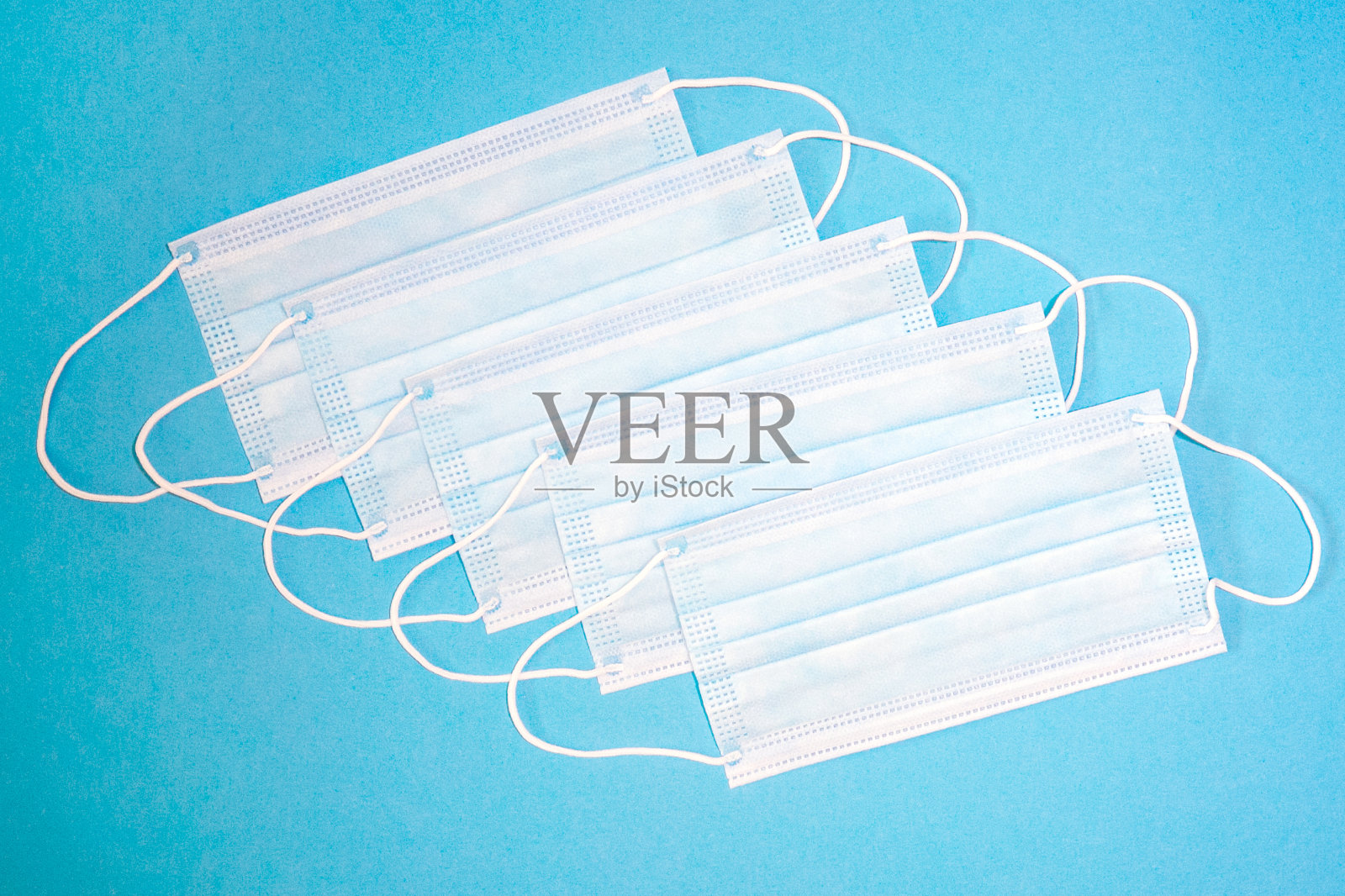 在蓝色背景上的面罩的特写照片摄影图片