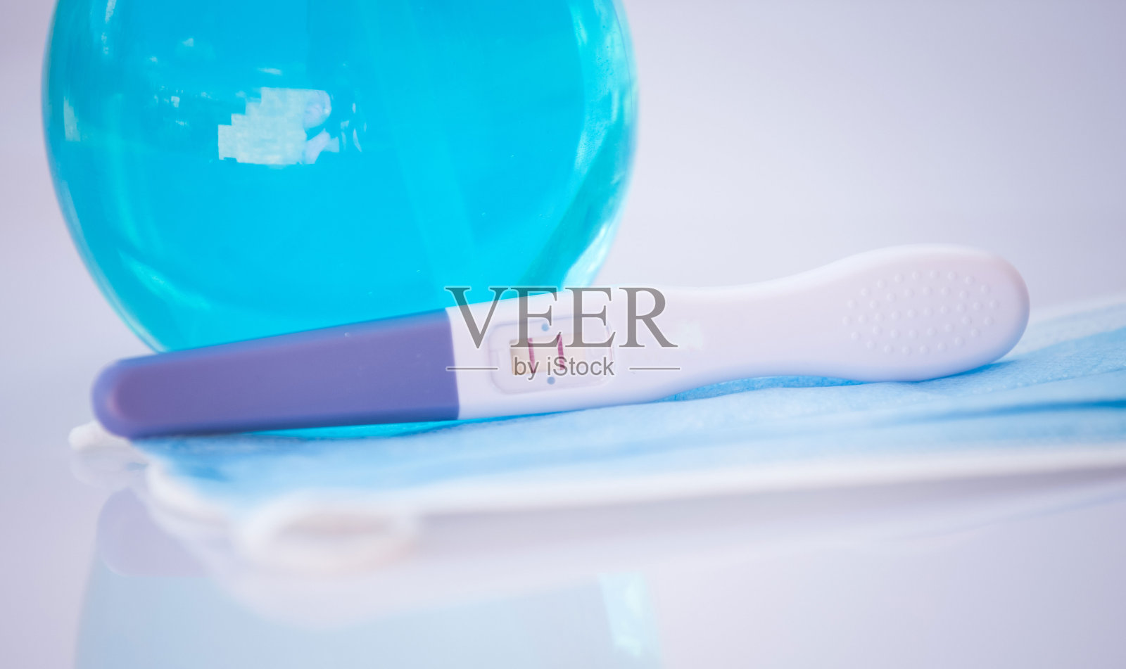 冠状病毒大流行妊娠试验阳性照片摄影图片