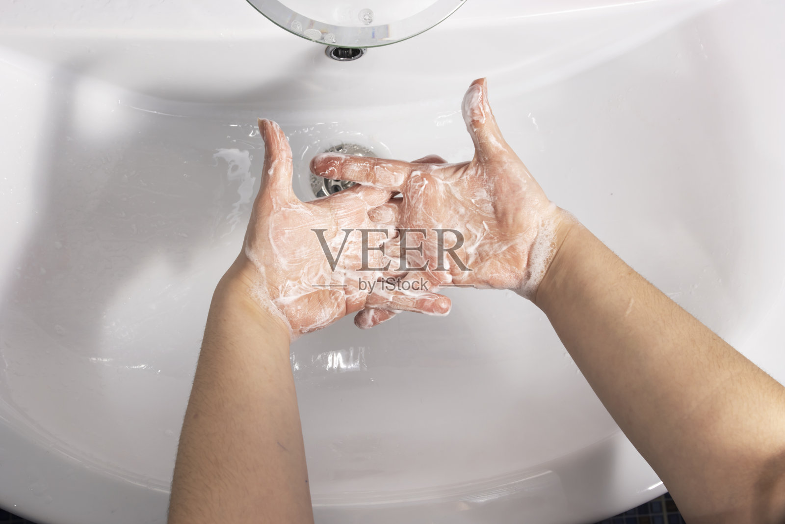 女孩洗手照片摄影图片