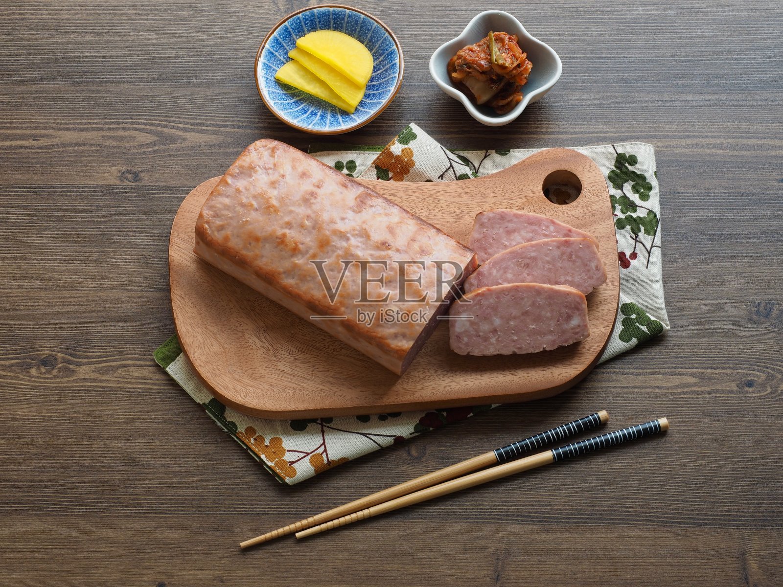 猪肉火腿、方火腿、泡菜、腌萝卜照片摄影图片