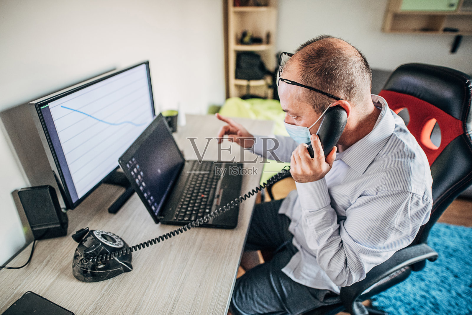 冠状病毒隔离期间工作照片摄影图片