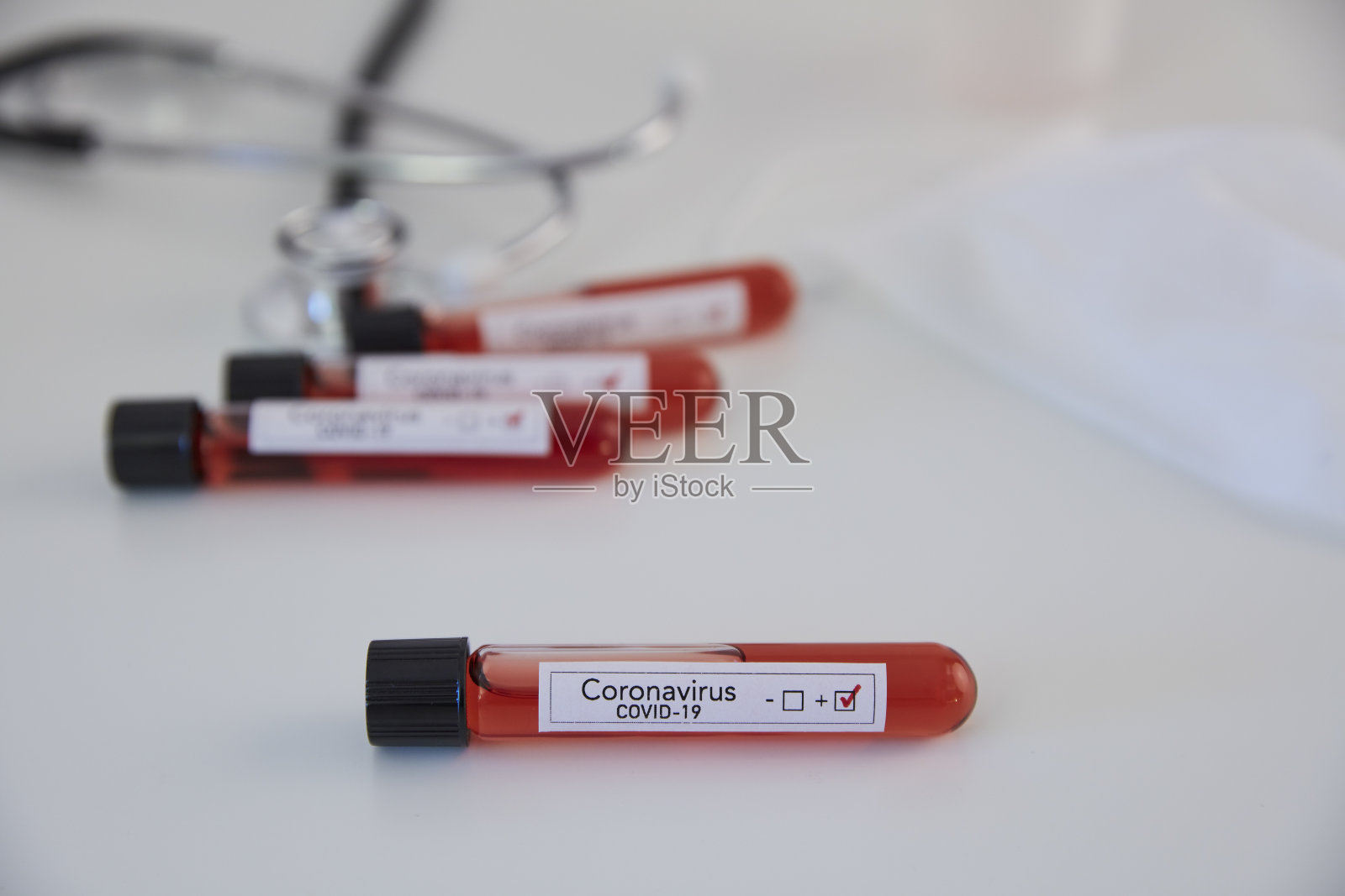 护士拿着带血试管进行新型冠状病毒分析照片摄影图片