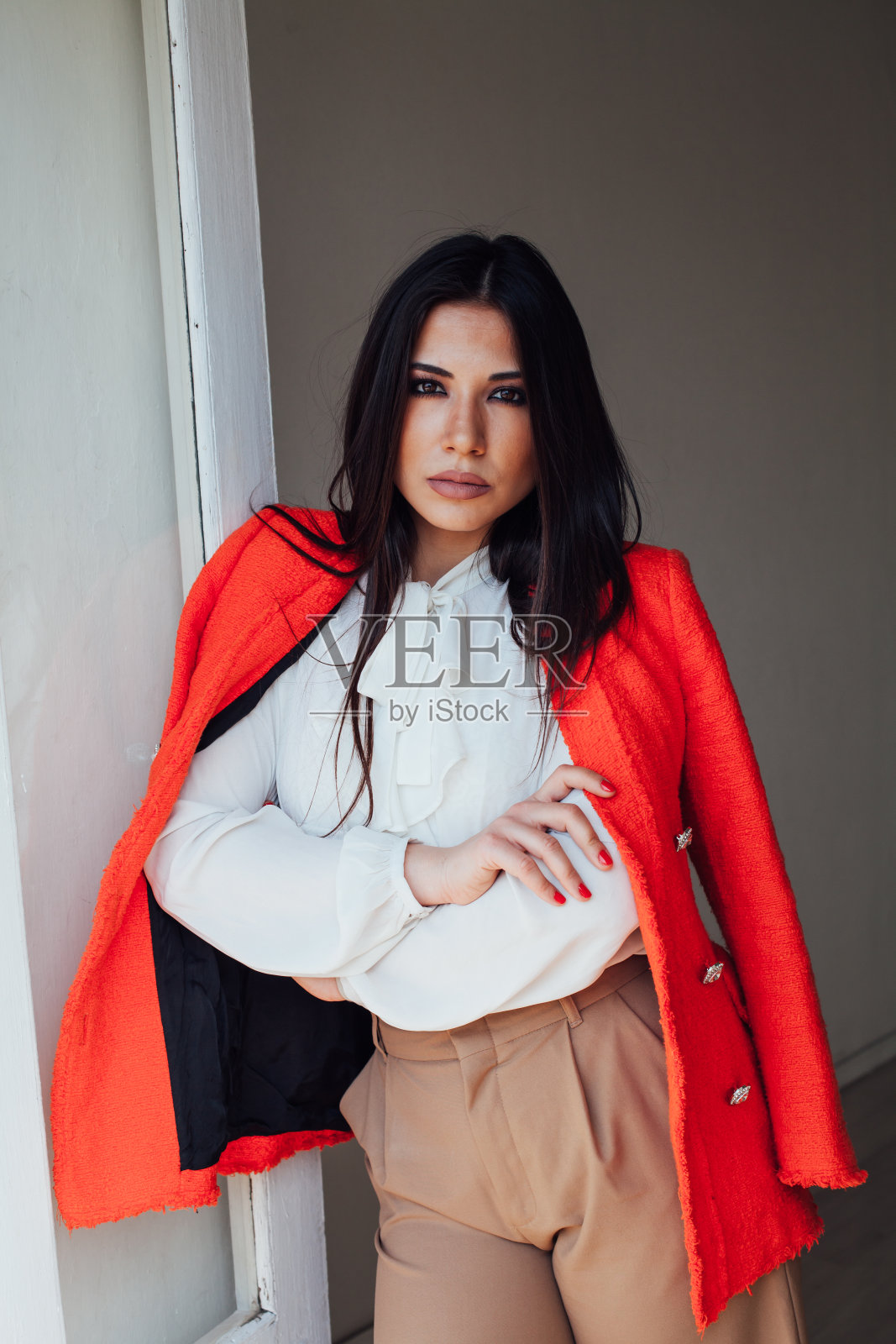 一个美丽的东方时尚的黑发女人的肖像穿着商务套装照片摄影图片