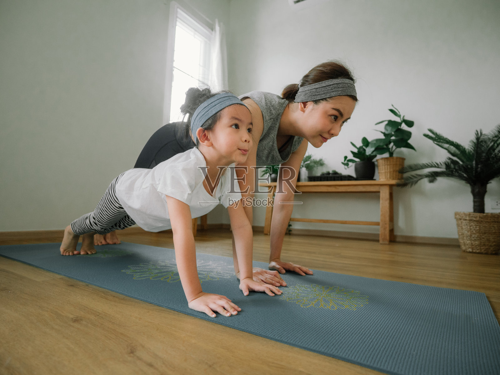 母亲和女儿在做瑜伽照片摄影图片