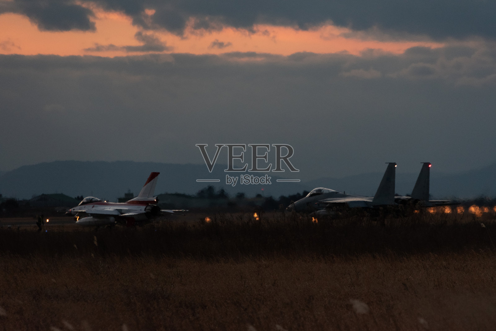 喷气式战斗机在日落照片摄影图片