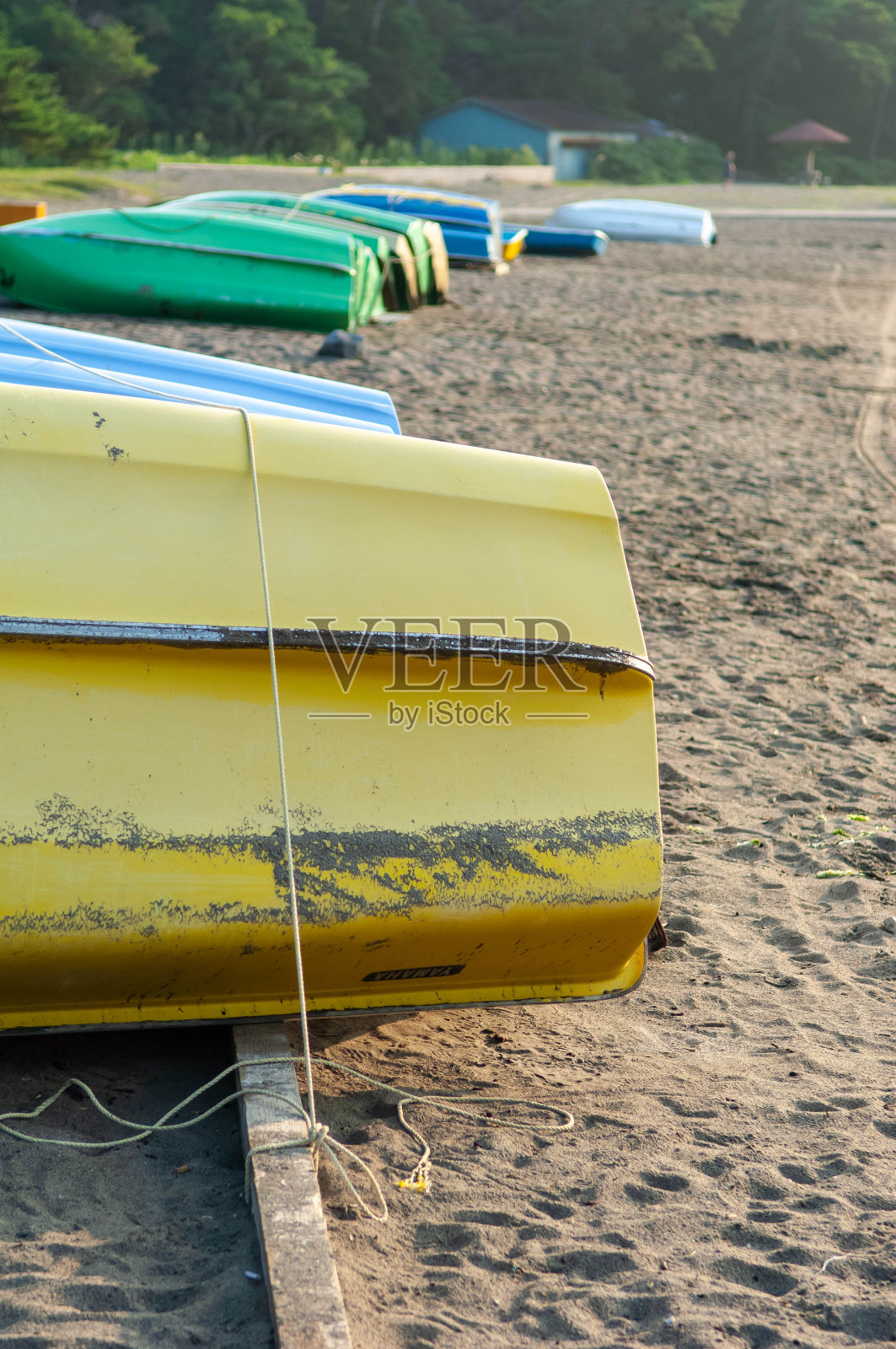 努马祖的海滩上停了很多船照片摄影图片