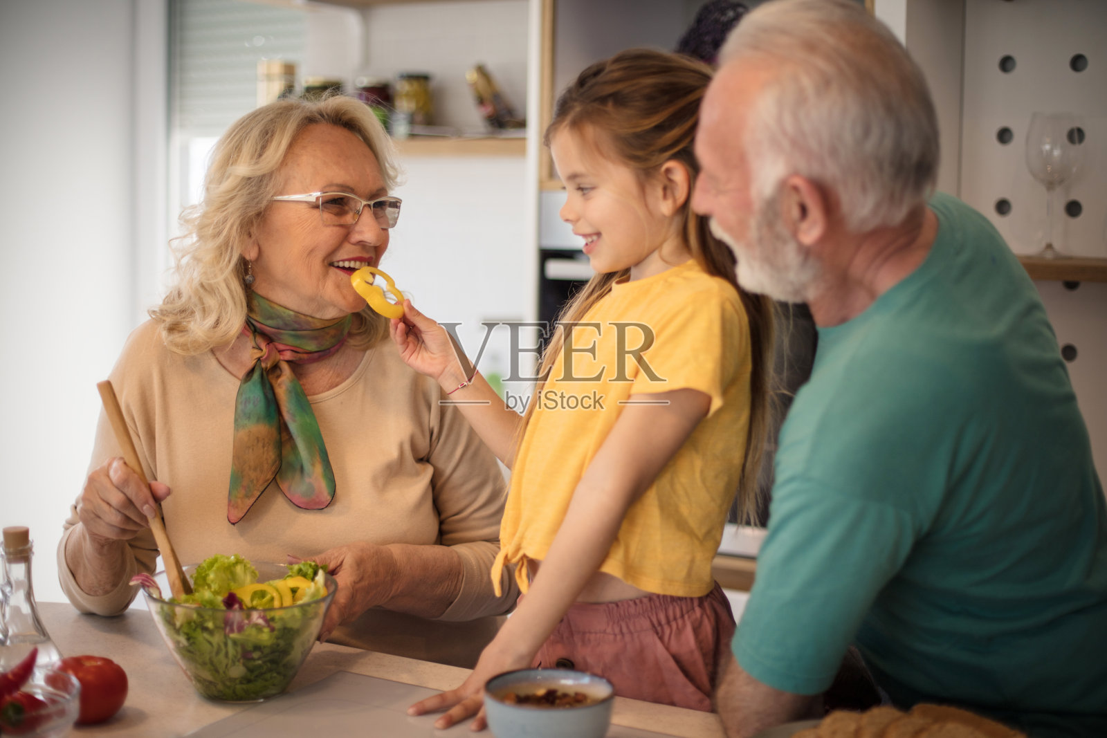 来吧，奶奶，是时候试试我们做的了。照片摄影图片