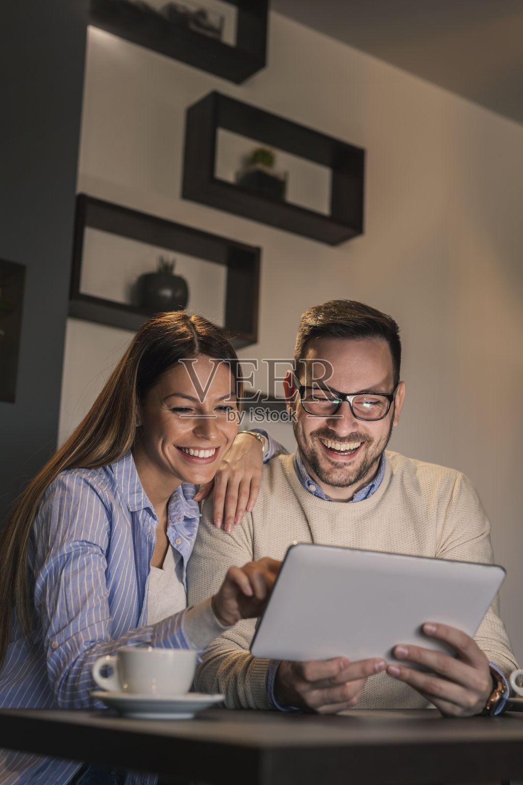 夫妇使用平板电脑照片摄影图片