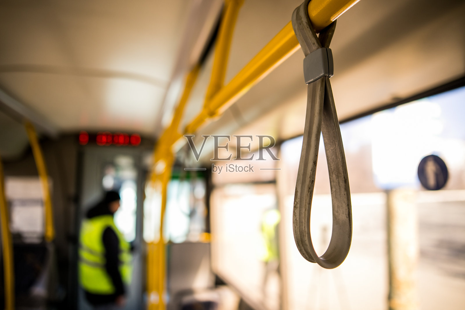 老式经济舱列车的车顶上挂着一排站立乘客的把手，老式的过滤效果。照片摄影图片