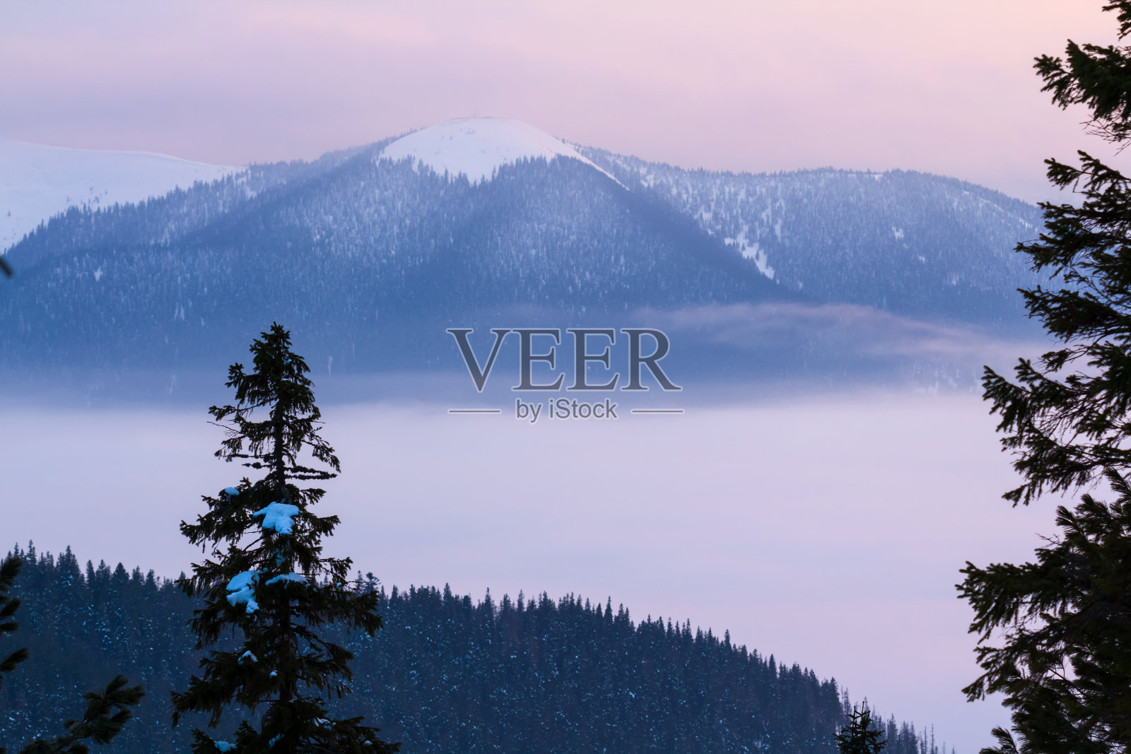 冬天的山峦在薄雾中照片摄影图片