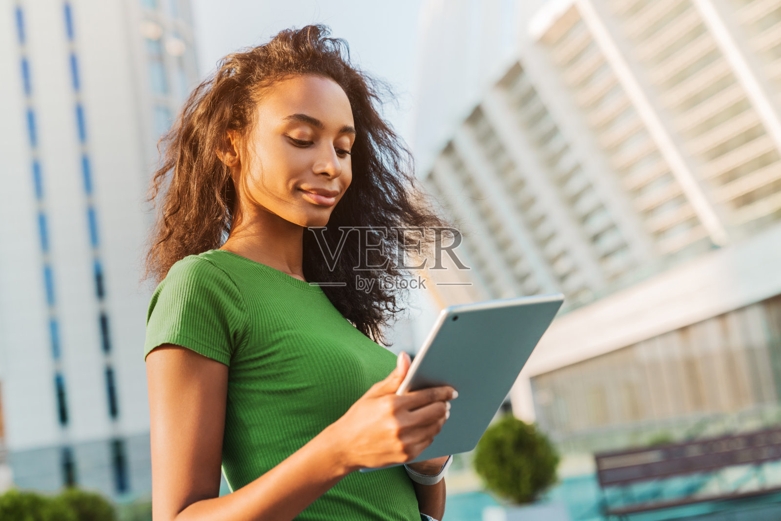 近距离观察非洲妇女在城市街道上使用平板电脑照片摄影图片