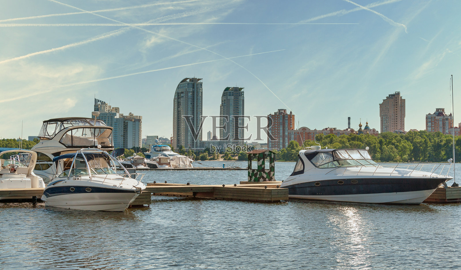 城市背景下停泊的现代游艇。inKyiv,乌克兰。照片摄影图片