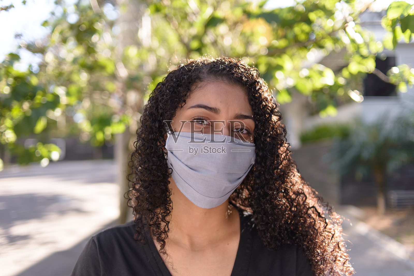 穿着休闲服装的都市黑人女性照片摄影图片