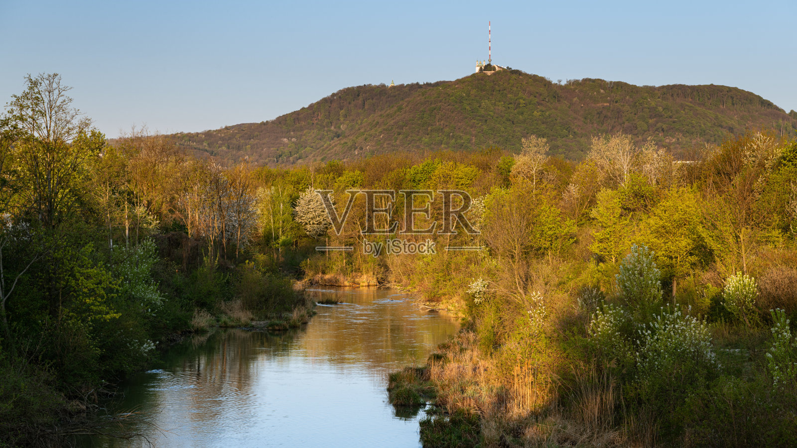 Leopoldsberg和Marchfeldkanal(奥地利维也纳)照片摄影图片
