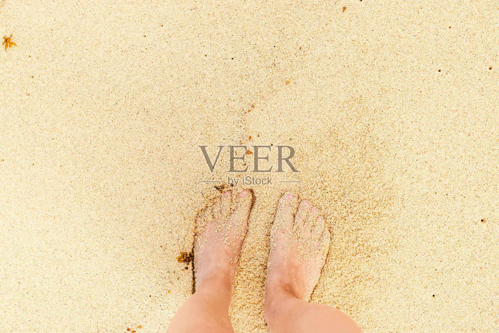 女人的脚在黄色的沙滩上照片摄影图片