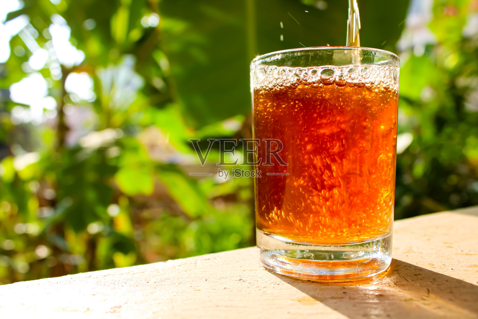 用印度杯子倒茶照片摄影图片