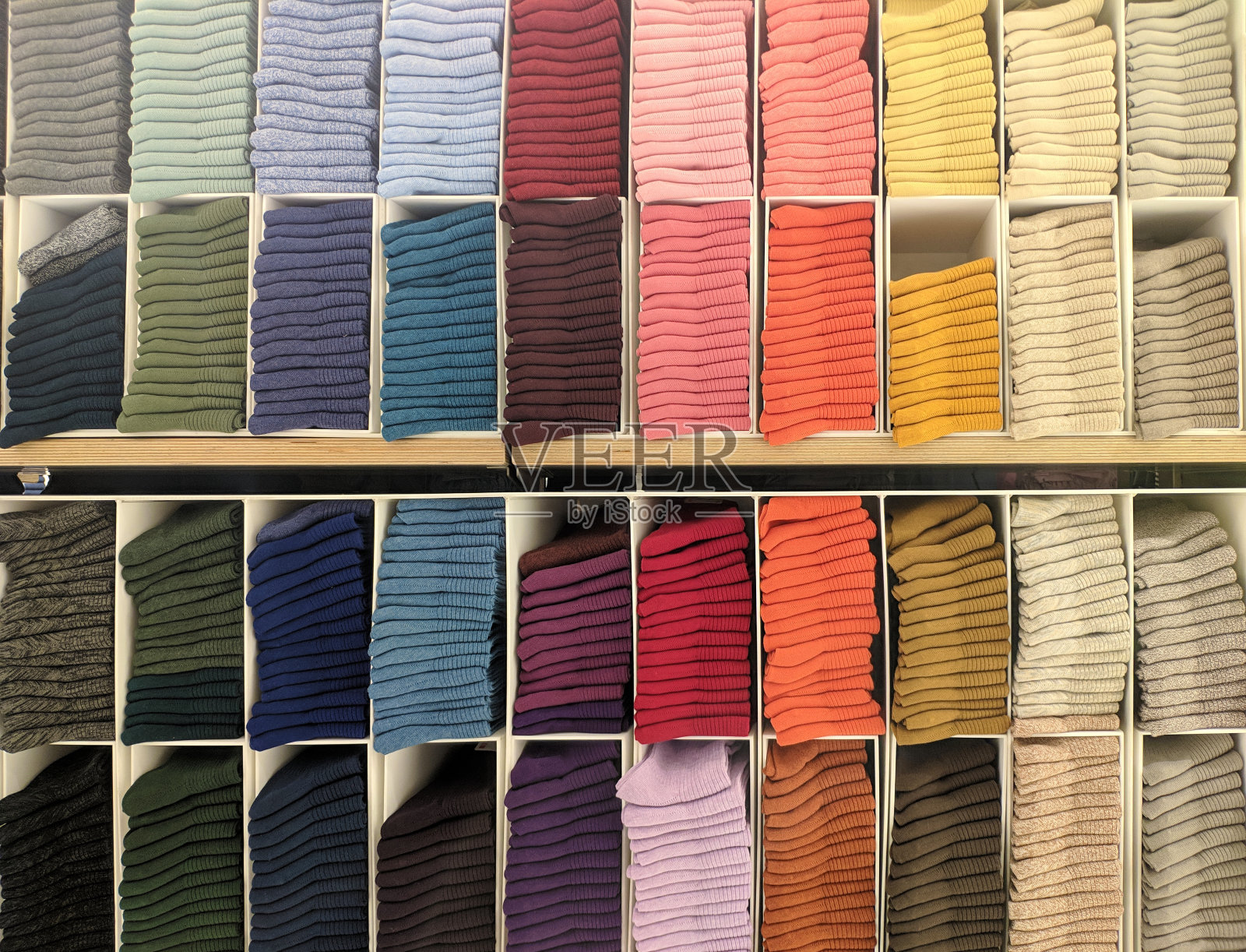 架子上五颜六色的袜子照片摄影图片