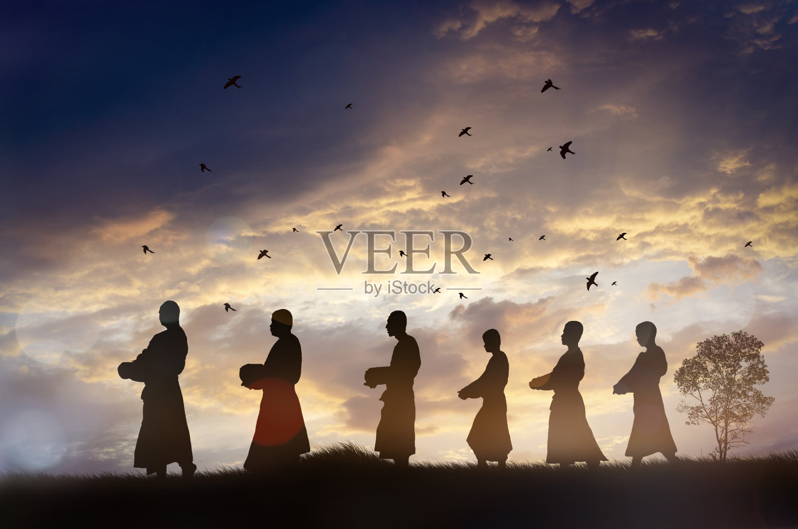 泰国清晨，剪影和尚在施舍照片摄影图片