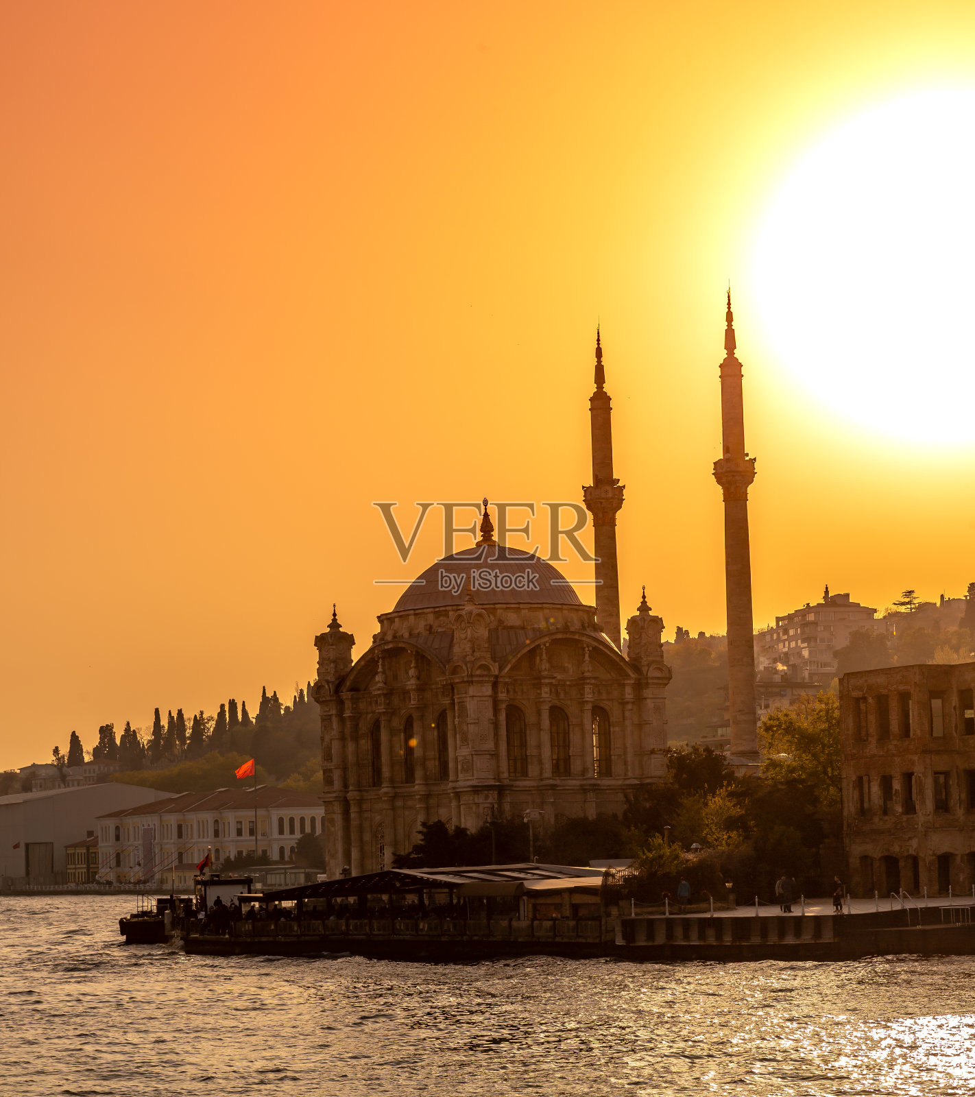 日落时分的Ortakoy清真寺，伊斯坦布尔照片摄影图片