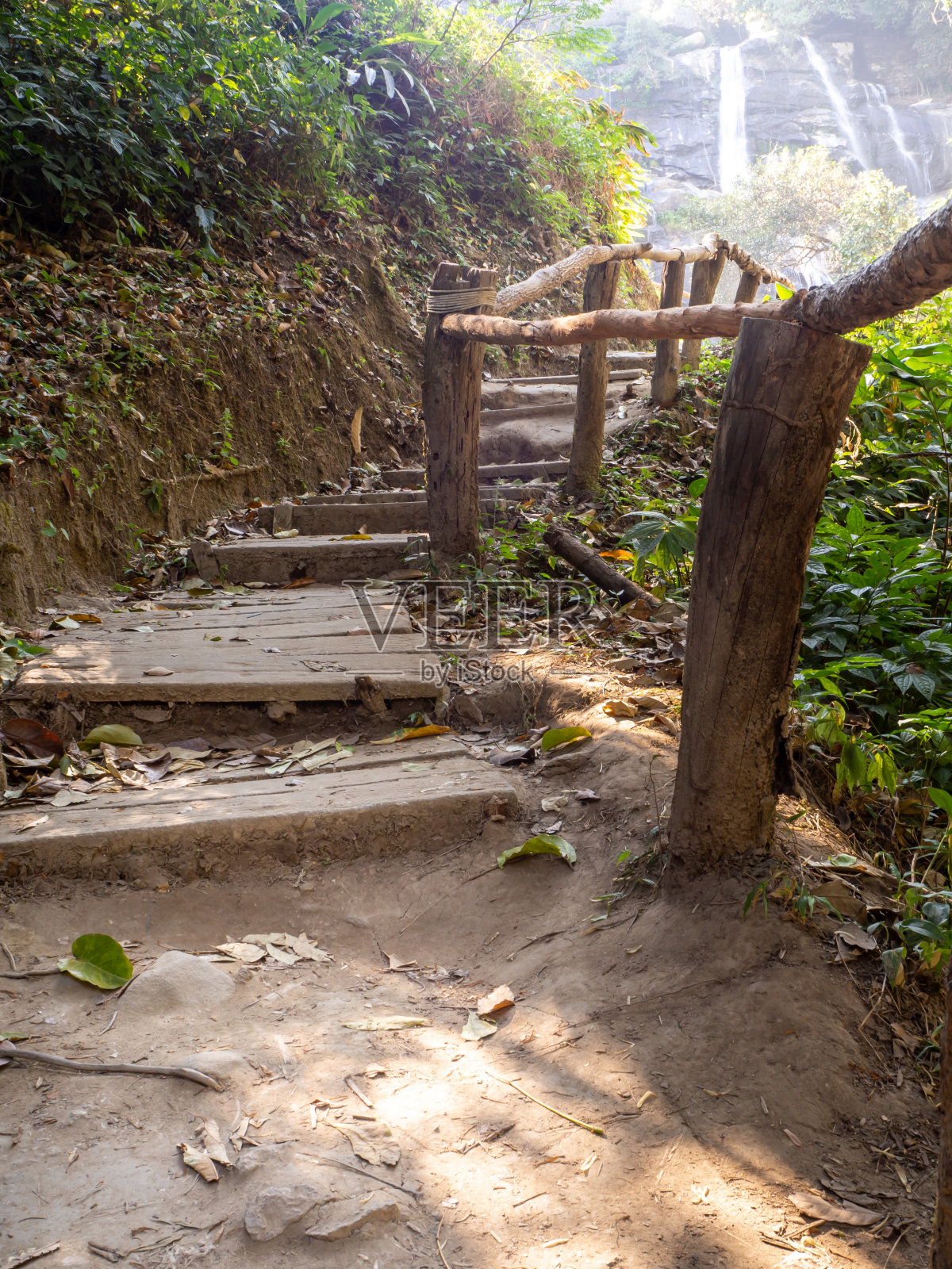 古老的石阶，山间步道上的台阶。照片摄影图片
