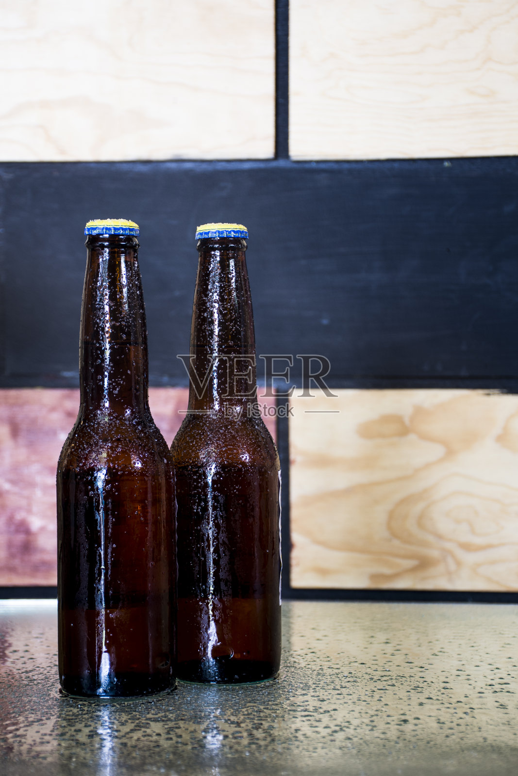一对非常冷的啤酒在棕色的玻璃瓶在复古的环境照片摄影图片