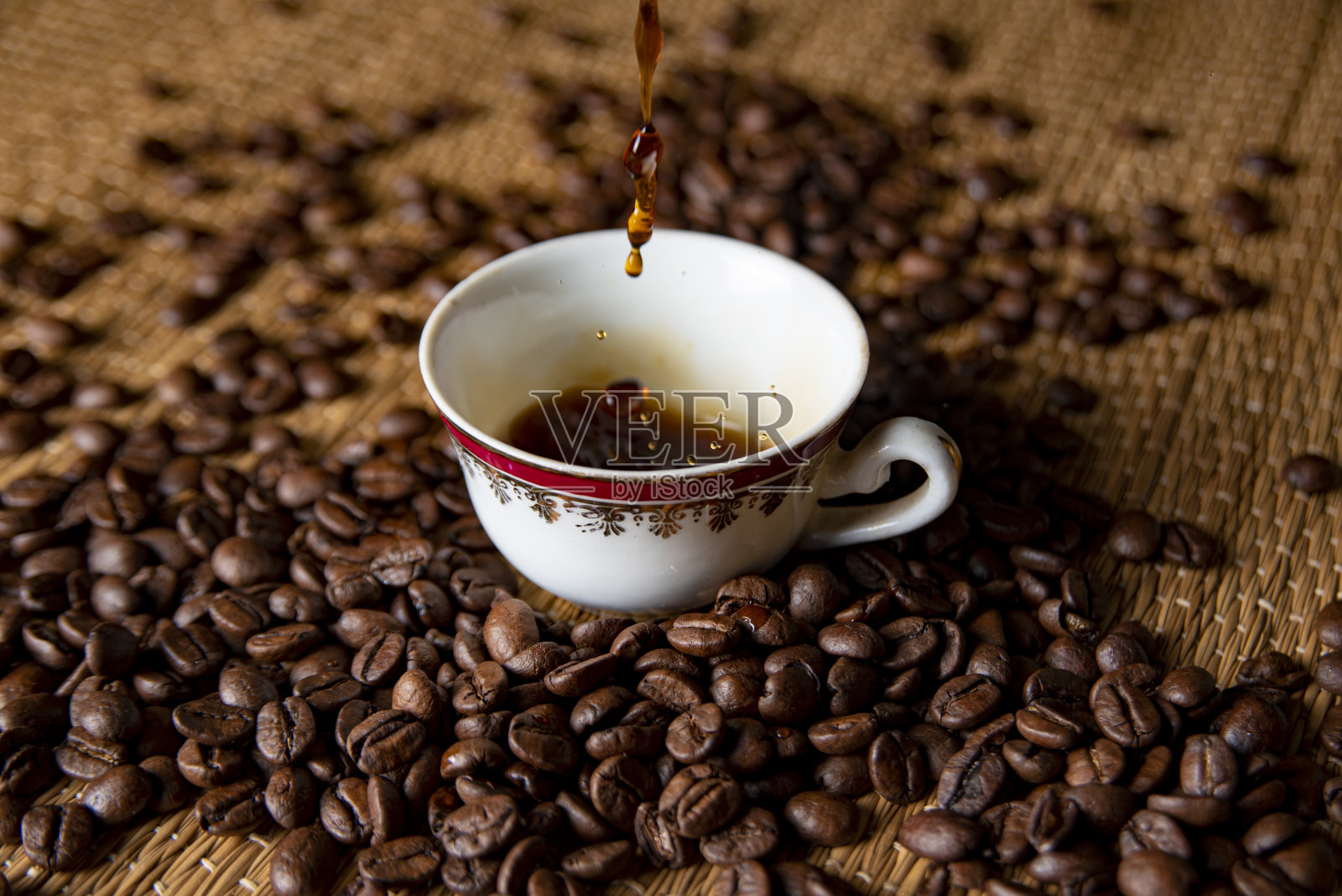 咖啡的形象、香气和味道。安排咖啡和配件。照片摄影图片