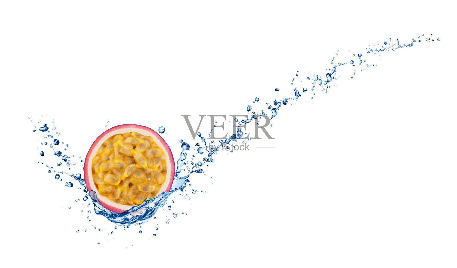 一半多汁的百香果在水飞溅与全深度的领域孤立在白色的背景。照片摄影图片
