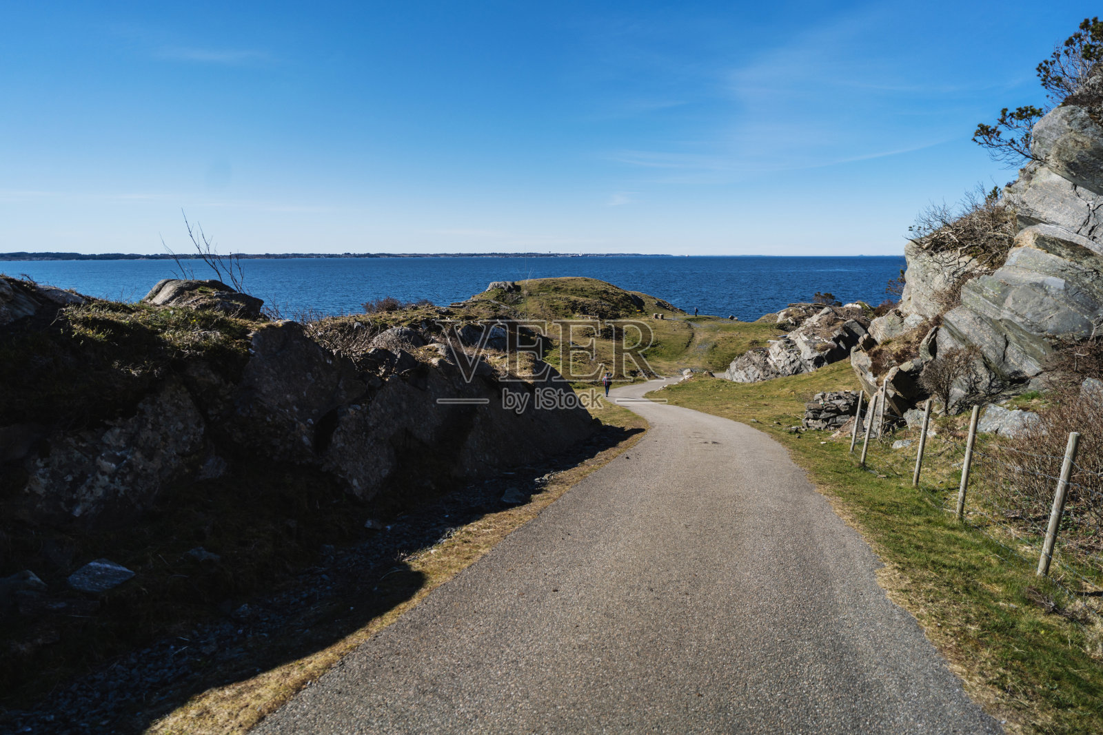 女性户外探险:在挪威的峡湾沿岸徒步旅行照片摄影图片
