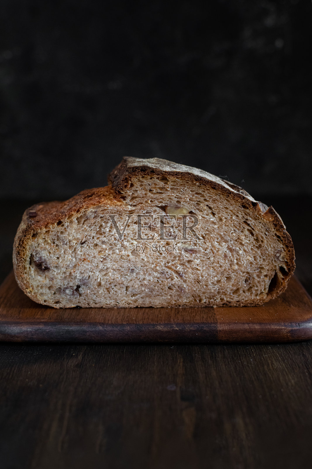 自制全麦酸面包的特写照片摄影图片