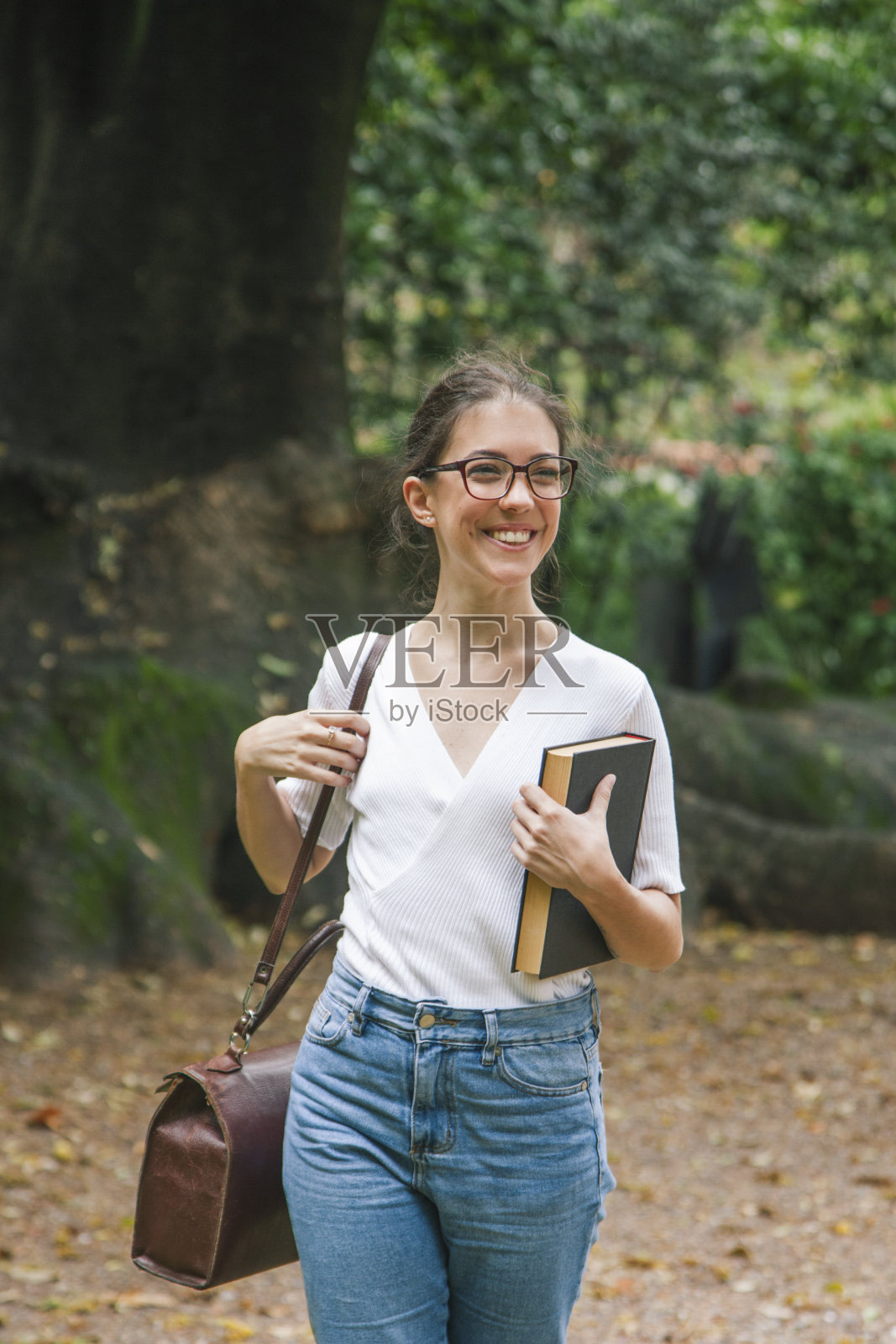 大学里友善的女学生，有学术书籍照片摄影图片