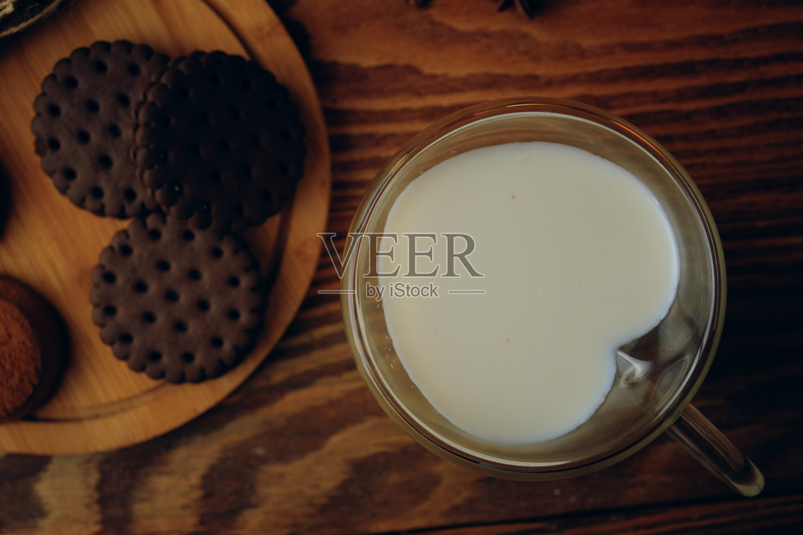 牛奶和饼干在桌子上。照片摄影图片