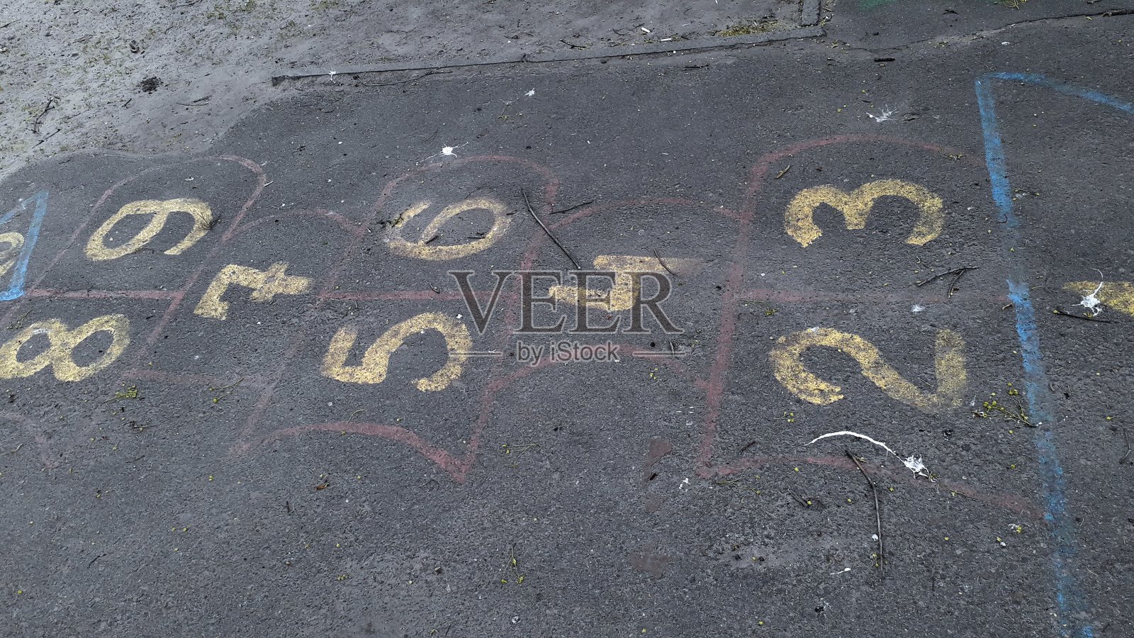 孩子们在人行道上画画，做户外游戏照片摄影图片