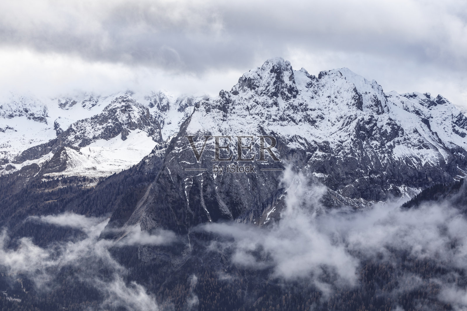 意大利北部的多洛米特山脉。照片摄影图片