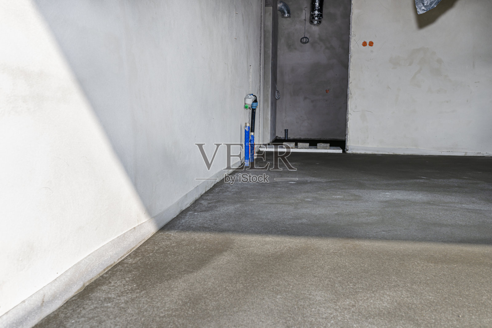 在房屋内新铺地板的墙面底部安装地板膨胀胶带，防止地板开裂。照片摄影图片