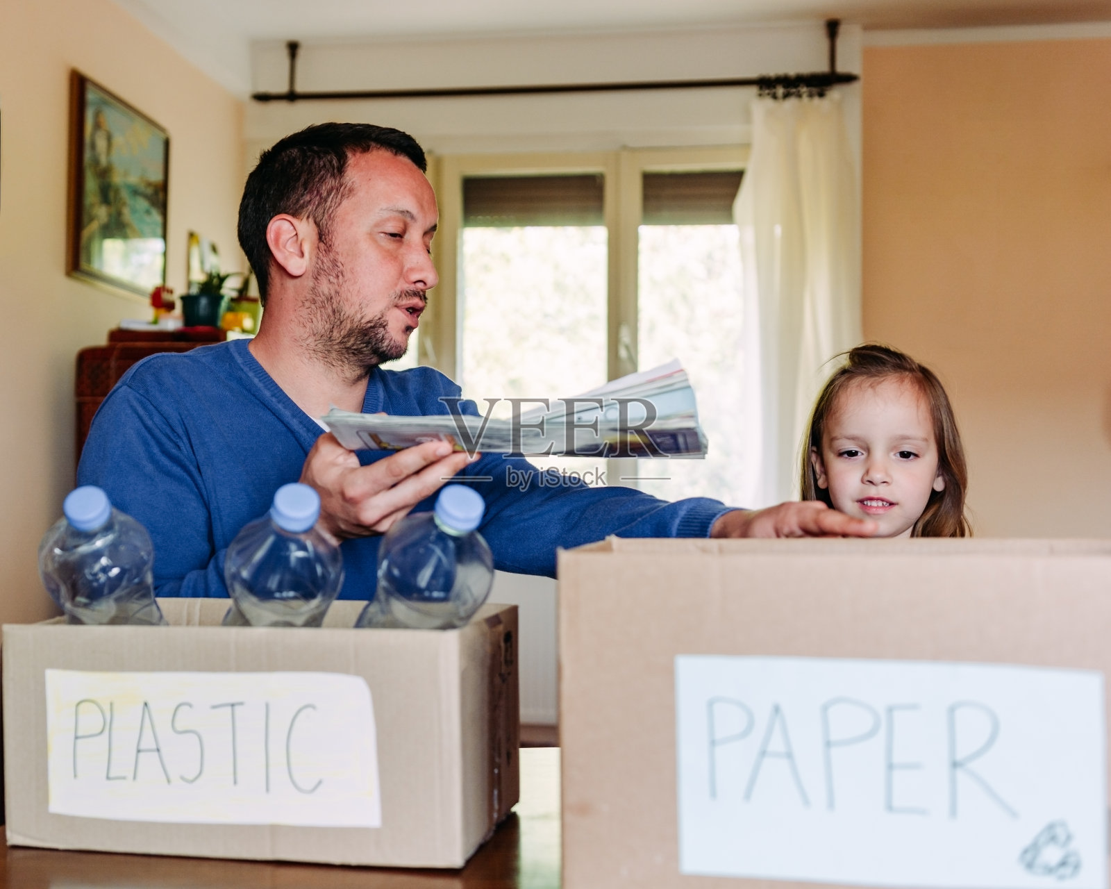 父女循环利用照片摄影图片