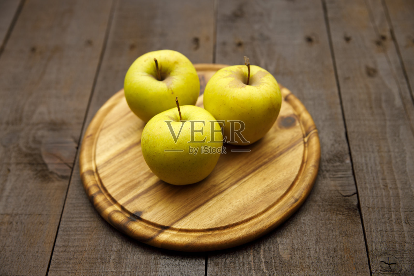 金色美味的苹果放在黑色的木桌上照片摄影图片